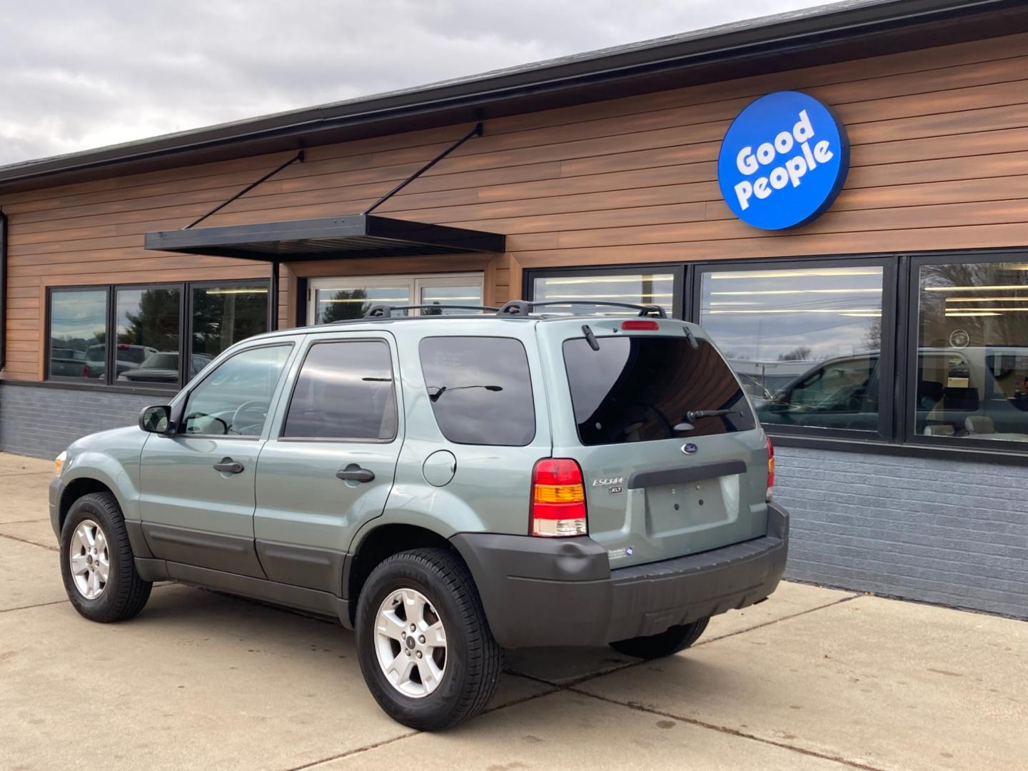 2005 Seamist Green Met Ford Escape XLT 2WD 2.3L (1FMYU03Z85K) with an 2.3L L4 DOHC 16V engine, 4-Speed Automatic Overdrive transmission, located at 1800 South Ihm Blvd, Freeport, IL, 61032, (815) 232-5543, 42.278645, -89.607994 - Photo#2